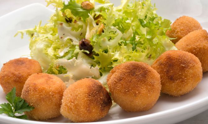 Bolas de patata y sobrasada